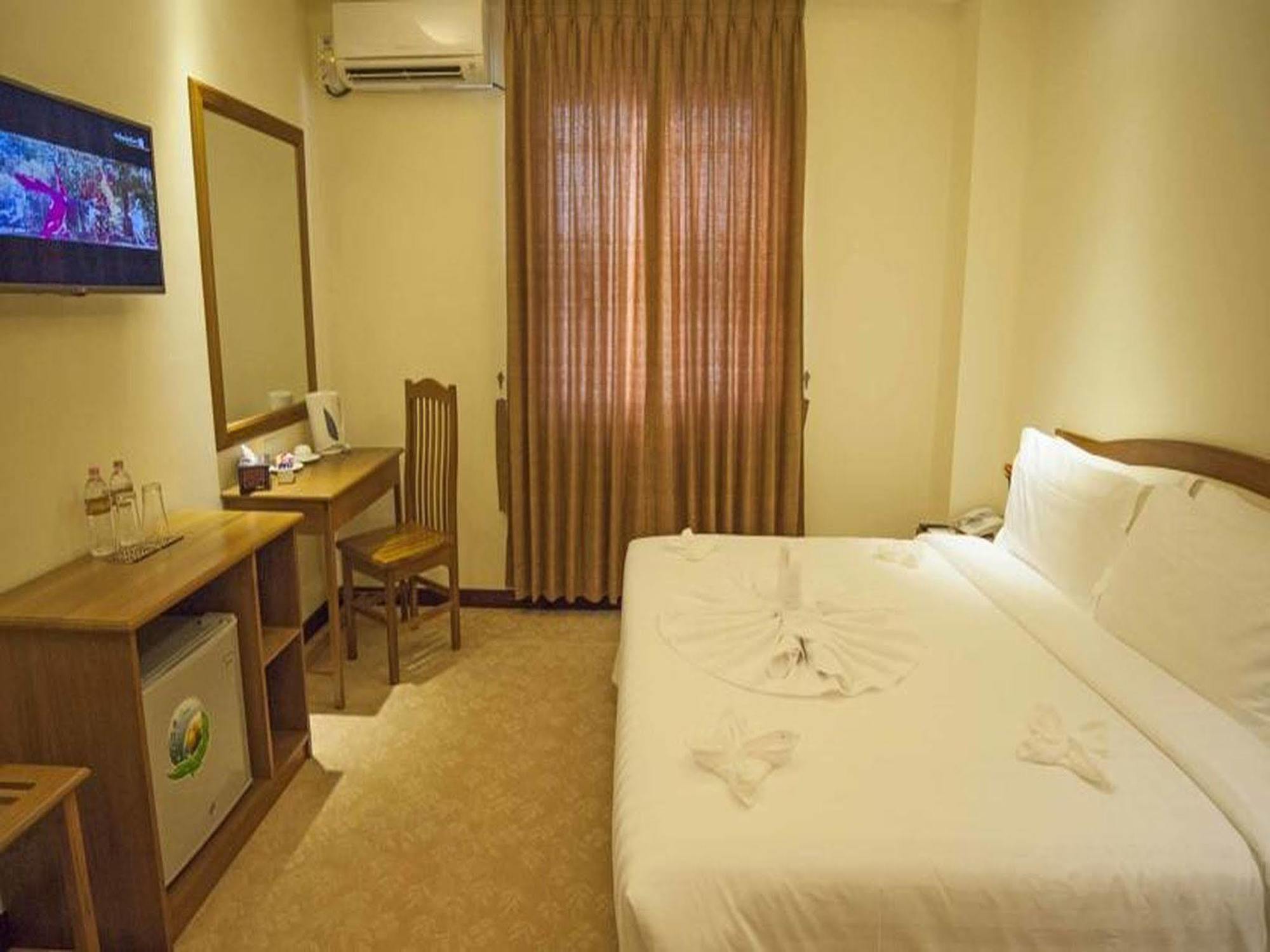 Royal Golden 9 Miles Hotel Yangon Bagian luar foto